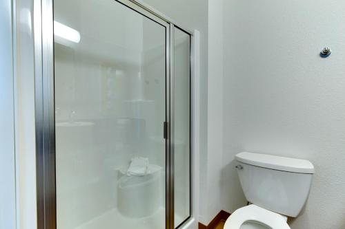 Ένα μπάνιο στο Motel 6 Poplar Bluff, MO