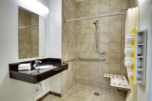 Ένα μπάνιο στο Motel 6 Poplar Bluff, MO