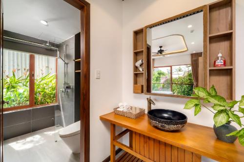 a bathroom with a sink and a mirror at An Bang Sunset House in An Bàn (2)