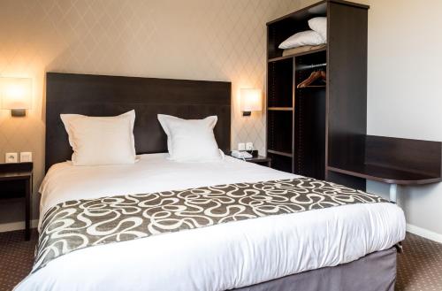 Ένα ή περισσότερα κρεβάτια σε δωμάτιο στο Logis Hôtel Restaurant des Châteaux