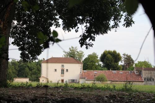 an old white house in the middle of a field at Logis de L'Arceau in Celles
