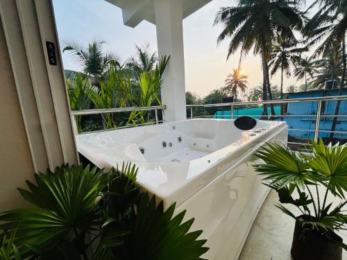 Бассейн в Shades Ivory - Agonda Beach Resort или поблизости