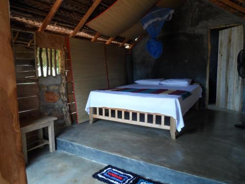 una camera con un letto in una casa di Sigiri Lake Paradise a Sigiriya