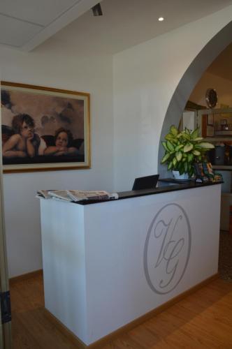 a white counter with a potted plant on it at Villa Gentile in Cavallino-Treporti
