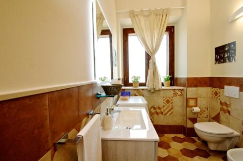 a bathroom with a sink and a toilet at Moresco Agriturismo in Moresco
