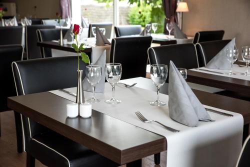 Εστιατόριο ή άλλο μέρος για φαγητό στο Logis Hôtel Restaurant des Châteaux