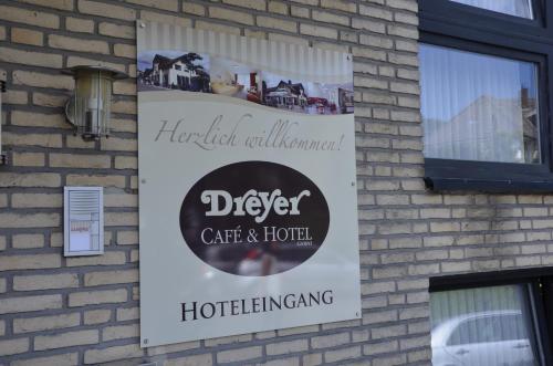 Hotel Dreyer Garniに飾ってある許可証、賞状、看板またはその他の書類