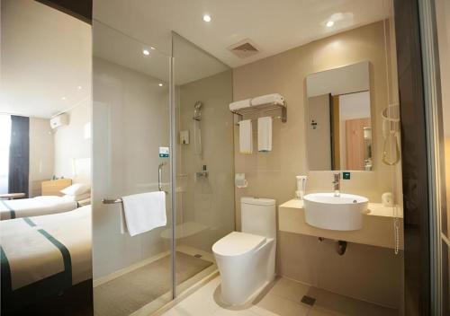 Ένα μπάνιο στο City Comfort Inn Yichang Dongshan Three Gorges University Shuiyuecheng