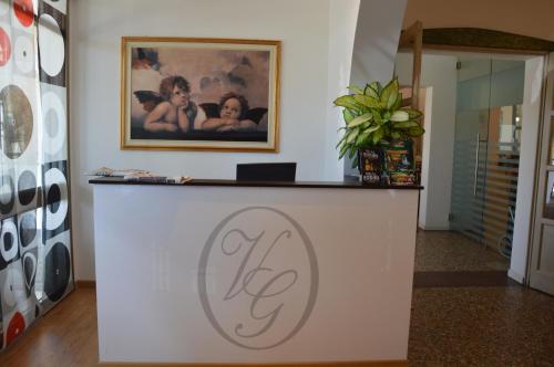 a white counter with a picture on the wall at Villa Gentile in Cavallino-Treporti