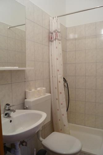Gallery image of Studio Apartments Marija with private parking in Makarska