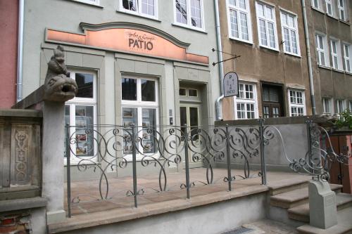 un bâtiment avec une porte en face d'un magasin dans l'établissement Patio Apartments - Old Town, à Gdańsk