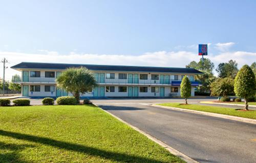 a large building with a road in front of it at Motel 6-Valdosta, GA - University in Valdosta