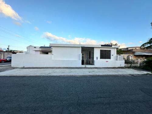 圣胡安Kantares Guest a 4 min Aeropuerto的街道边有门的白色建筑