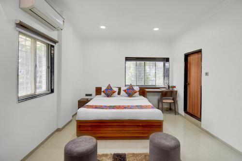 Ένα ή περισσότερα κρεβάτια σε δωμάτιο στο FabHotel ANS KP