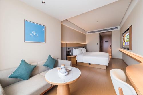 Ένα ή περισσότερα κρεβάτια σε δωμάτιο στο JI Hotel Shenzhen Bao'an International Airport Huaide