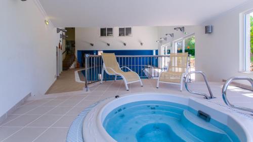 a jacuzzi tub in the middle of a patio at Quinta do Lago Country Club in Quinta do Lago
