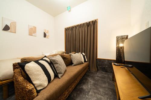 "Ayame Inn" 浅草まで直通10分, 観光地へアクセス抜群, 羽田空港直通, 京成立石駅徒歩5分, 最大10名様, 設備充実