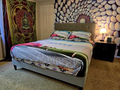 Un dormitorio con una cama con una pared de piedra. en Harmony House Homestay, en Sedona