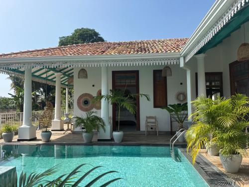 una casa con piscina delante en ISOLA - Surf House, en Koggala