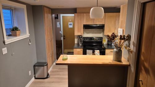 Кухня или мини-кухня в Garden suite on Trinity St
