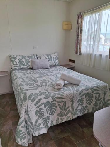 En eller flere senge i et værelse på North Arm Tourist Park