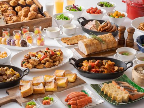 札幌市にあるプレミアホテル -TSUBAKI- 札幌のさまざまな種類の食べ物が並んだテーブル