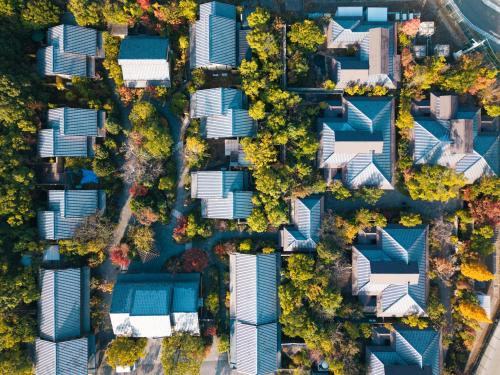 an overhead view of a lot of houses at 四季の宿 明翠 in Kirishima
