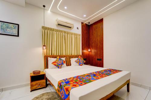 Ένα ή περισσότερα κρεβάτια σε δωμάτιο στο FabHotel Elroi Suites