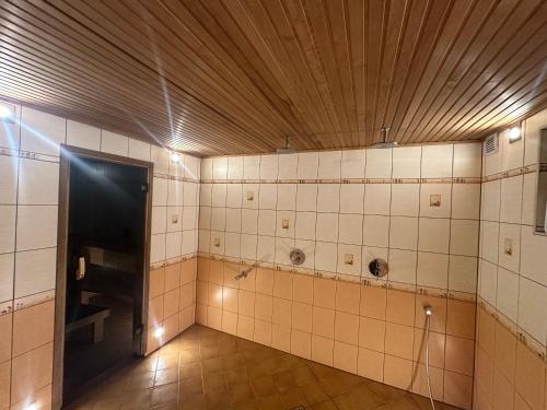 ein leerer Raum mit einem Urinal in einer Toilette in der Unterkunft Cozy homestay in the suburbs in Saue