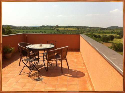 a table and chairs on a balcony with a view at Hotel Era Conte in Bierge