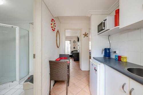 een keuken met een spoelbak en een aanrechtblad bij Shoreline Apartments - Unit 9b in Bargara