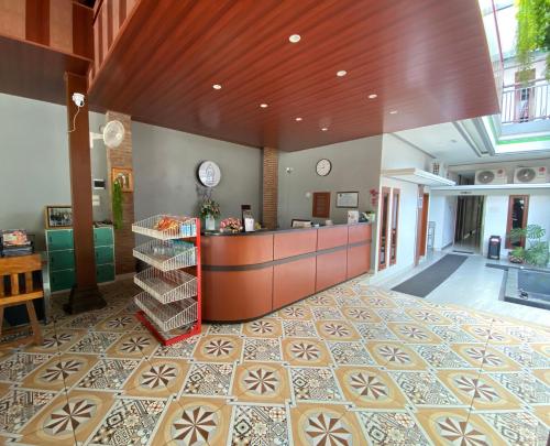 El lobby o recepción de Omah Joglo Bugis Guest House Syariah Cafe & Resto