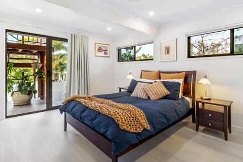 En eller flere senge i et værelse på Exceptional 4 bedroom home by the beach