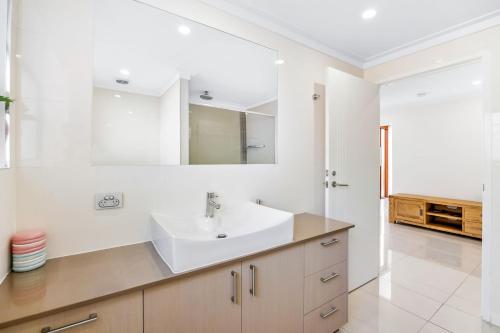 Et badeværelse på Exceptional 4 bedroom home by the beach