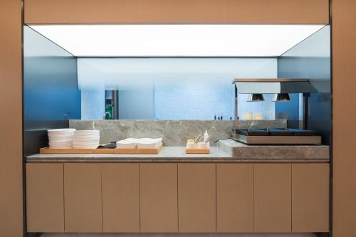 Kuchyň nebo kuchyňský kout v ubytování All Seasons Hotel Qingdao North Bus Station Xianjiazhai Metro Station