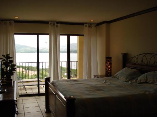 プラヤ・フラミンゴにあるSunset Heights 402のベッドルーム1室(ベッド1台付)、景色を望むバルコニーが備わります。