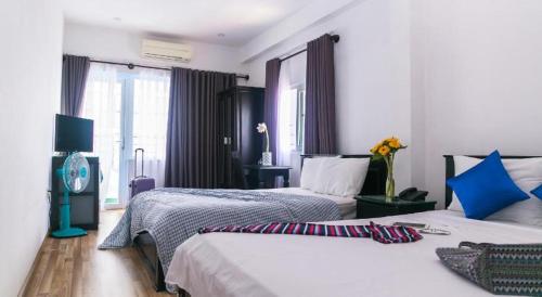 Giường trong phòng chung tại Blue Star Hotel Nha Trang