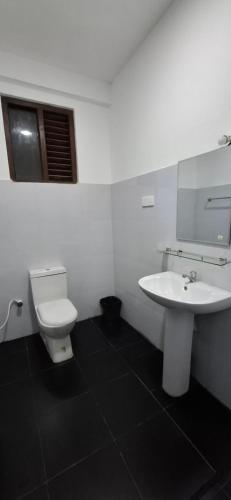 Et badeværelse på Bayview resort