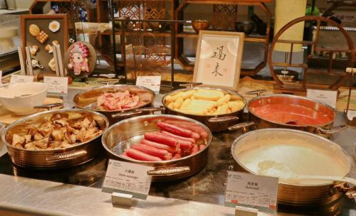 una exposición de diferentes tipos de alimentos en tazones en Holiday Inn Wuxi Taihu New City by IHG, en Wuxi