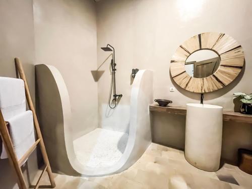 Ванная комната в Lotus by Suasana Villa