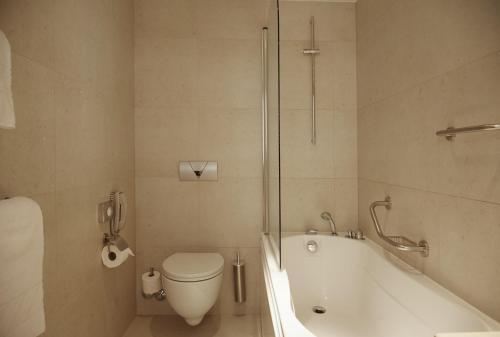 ASTORIA Hotel Opatija tesisinde bir banyo