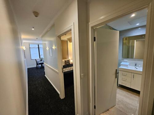 Postel nebo postele na pokoji v ubytování Great Southern Hotel Melbourne