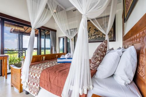 Кровать или кровати в номере Rumma Lanna Villa by Great Bali Villas