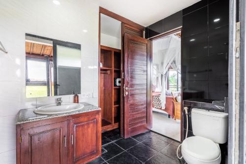 Ванная комната в Rumma Lanna Villa by Great Bali Villas