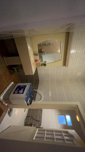 vista sul soffitto di un bagno con lavandino di شاليه a Al Halālīyah