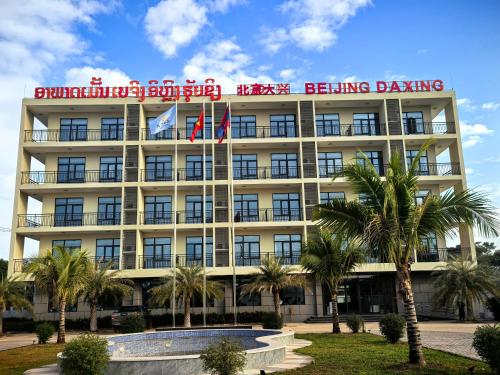 um prédio com uma placa no topo em Beijing Daxing Apartment em Ban Doung