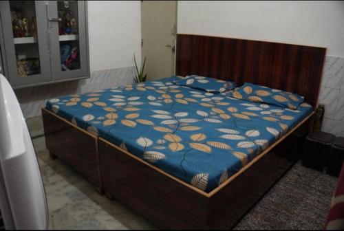 1 cama con edredón azul y almohadas en Shree Bihari ji Dham, en Vrindāvan