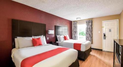 Un pat sau paturi într-o cameră la OYO Hotel Tyler Northwest Mineola Hwy