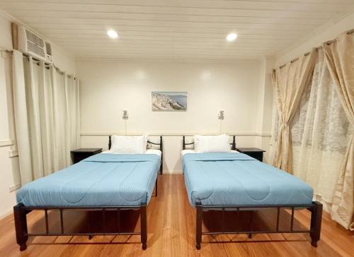 伊洛伊洛Chez Mathilds的双床间,铺有木地板