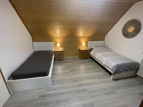 Ένα ή περισσότερα κρεβάτια σε δωμάτιο στο Schicke Ferien- und Monteurswohnung 53 qm Philippsburg